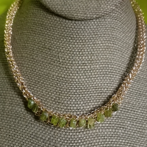 Gold woven wire necklace Green beads - Picture 1 of 5